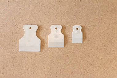 Ahşap arka planda izole edilmiş yenileme ekipmanları. Macun bıçağı deseni