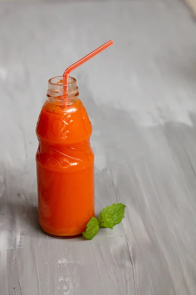 Karottensaft Einer Flasche Mit Minzblättern Auf Grauem Hintergrund Gesundes Ernährungskonzept — Stockfoto