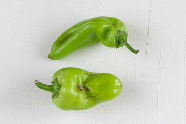 tatlı yeşil biber, trendy çirkin sebzeler. metin için alan