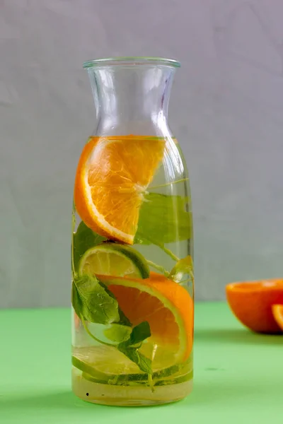 Naranja Lima Exprimidos Una Botella Vidrio Con Menta Azúcar Colores —  Fotos de Stock