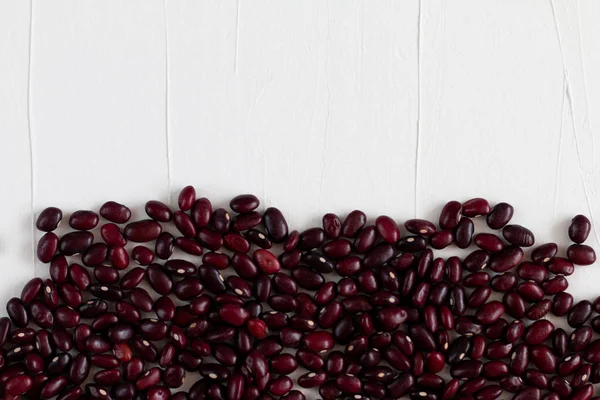 Красные бобы, изолированные на белой, здоровой концепции питания, пространство для текста — стоковое фото