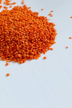 Kırmızı böbrek, nohut, mercimek gibi çok renkli fasulye trendy kavramı. Metin için alan