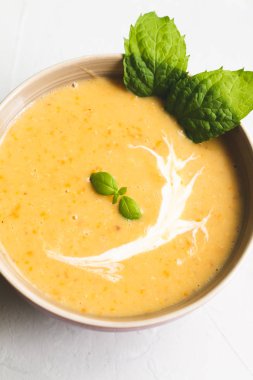 nane yaprağı ve metin için alan ile gri bir arka plan üzerinde mercimek çorbası