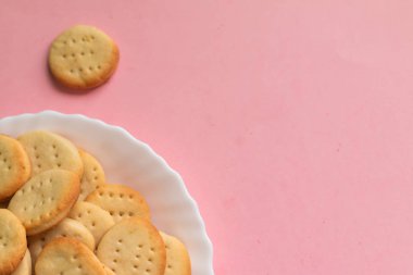 Beyaz bir tabak izole üzerinde Tatlı sağlıklı ev yapımı çerezleri izole, metin için alan ile resim