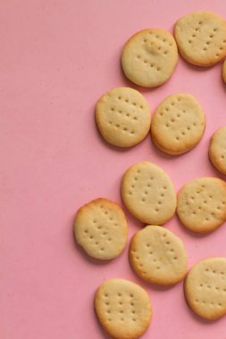 Metin için alan ile pembe arka plan üzerinde ev yapımı çerezlerden soyutlanmış trendy dikişsiz pişmiş gıda deseni