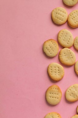 Metin için alan ile pembe arka plan üzerinde ev yapımı çerezlerden soyutlanmış trendy dikişsiz pişmiş gıda deseni