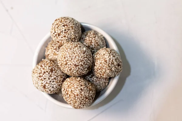 Tohum, fındık ve kurutulmuş meyve gibi superfoods yapılan ev yapımı tatlılar enerji topları. Sağlıklı atıştırmalık, çiğ tatlı ve süper gıda. Metin için alan