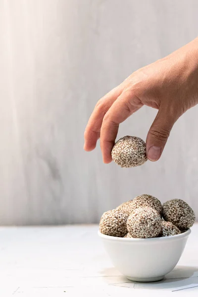 Tohum, fındık ve kurutulmuş meyve gibi superfoods yapılan ev yapımı tatlılar enerji topları. Sağlıklı atıştırmalık, çiğ tatlı ve süper gıda. Metin için alan