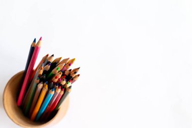 Çok renkli ahşap kalemler, parlak gökkuşağı renkleri trendi. Metin için alan