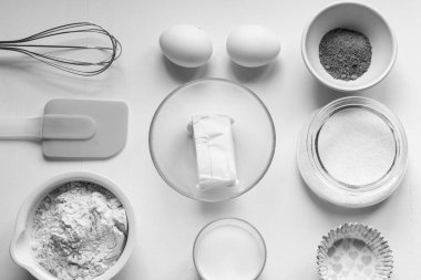 kek için malzemeler pişirme araçları ve kağıt pişirme aracı, siyah ve beyaz ile bir masada