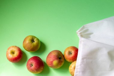 El yapımı pamuk torba, hiçbir plastik ve çevre dostu trendy kavramı elma Grubu. Yeniden kullanılabilir şeyler