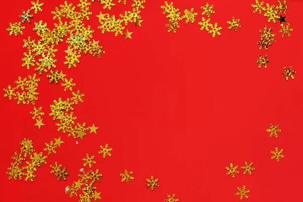 Γυαλιστερές Χρυσές Νιφάδες Χιονιού Φωτεινό Κόκκινο Φόντο Χριστουγεννιάτικο Πρότυπο Σχεδίασης — Φωτογραφία Αρχείου
