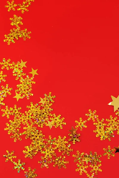 parlak kırmızı arka plan üzerinde parlak altın kar taneleri desen, metin için alan ile Noel tebrik kartı tasarım şablonu
