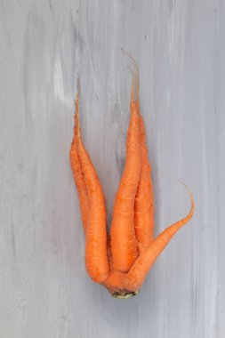 Çirkin kusurlu havuç, bir çok kök. Sıfır atık gıda konsepti. 