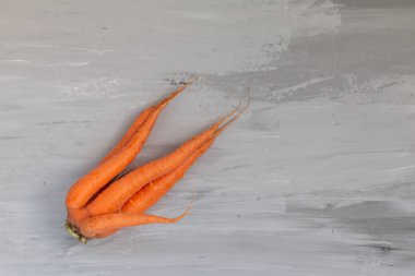 Çirkin kusurlu havuç, bir çok kök. Sıfır atık gıda konsepti. 