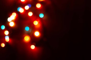 Bulanık çok renkli ışıklar, metin için alan ile koyu arka plan. Soyutlanmış Noel ve Yeni Yıl kutlama şablonu