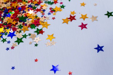 Yılbaşı kartpostalları için parlayan çok renkli yıldızlar, metin için boşluk, seçici odaklanma