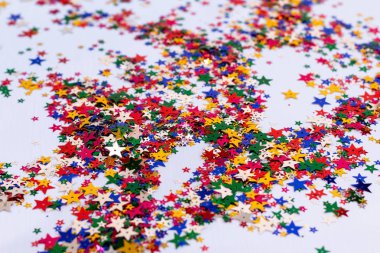 Yılbaşı kartpostalları için parlayan çok renkli yıldızlar, metin için boşluk, seçici odaklanma