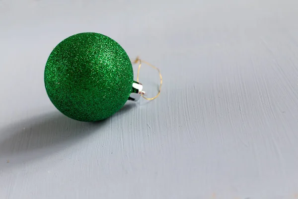 Groen Glanzend Kerstspeelgoed Geïsoleerd Sjabloon Met Ruimte Voor Tekst — Stockfoto