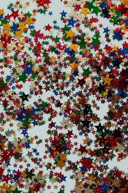 Yılbaşı kartpostalları için parlayan çok renkli yıldızlar, metin için boşluk, seçici odaklanma