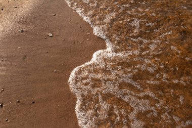 Su ve taşlı kıyı şeridi. Huzurlu ve zen benzeri bir resim.