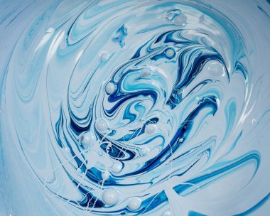 Soyut duvar boyası tadilata hazır. Bir kabın içinde karışık renkler, kapat