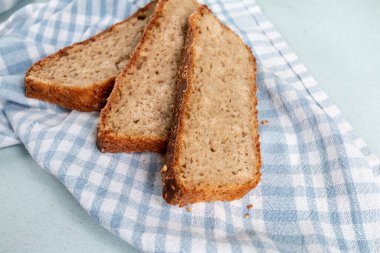 Mutfak havlusunda çavdar unundan taze ev yapımı ekmek.