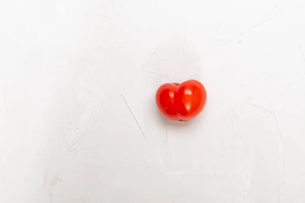 红色小西红柿 孤立于浅灰色背景 空的文字空间 — 图库照片