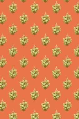 Turuncu arka planda yeşil üzümlü demetler