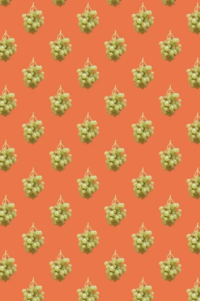 Zielone Grona Winogron Bezszwowy Wzór Pomarańczowym Tle — Zdjęcie stockowe