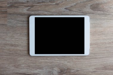 Ahşap arkaplanda tablet pc