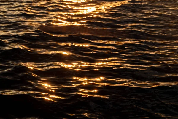 Niewyraźny Rozbłysk Słoneczny Światło Zachodu Słońca Powierzchni Wody — Zdjęcie stockowe