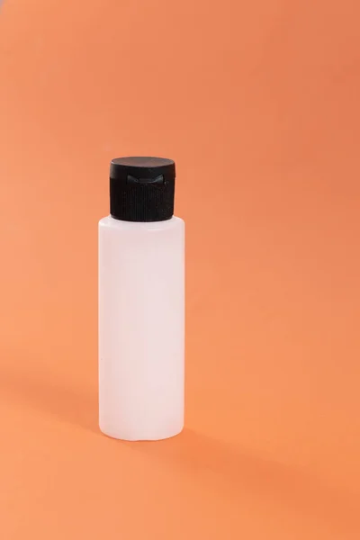 Garrafa Vazia Plástico Para Produtos Higiene Cosméticos Fundo Laranja — Fotografia de Stock
