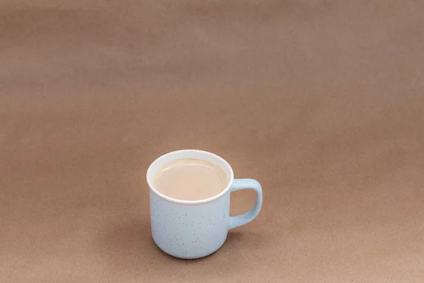 一杯自制热牛奶咖啡 上面有空白的文字空间 鲜亮的色彩 — 图库照片