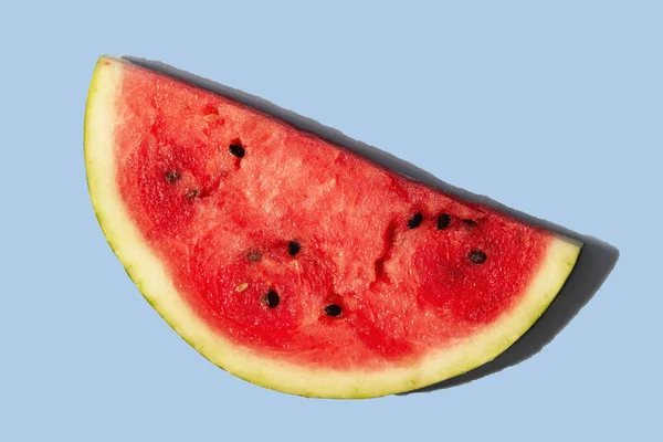 Färsk Välsmakande Vattenmelon Isolerad Ljusblå Bakgrund Naturligt Solljus Minimalistiskt Koncept — Stockfoto