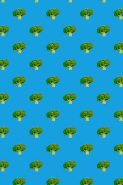 Taze brokoli mavi arka planda pürüzsüz desen