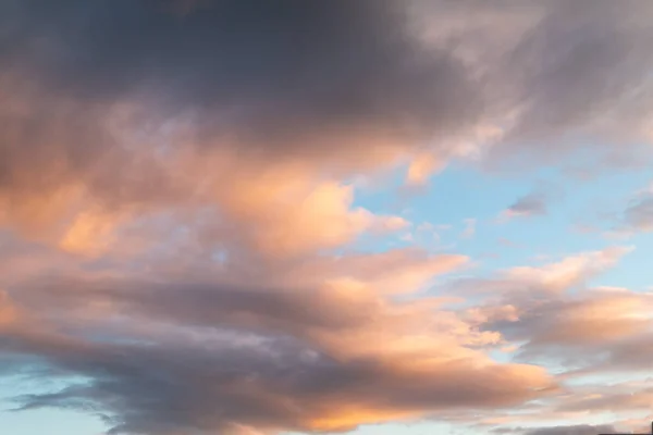 美丽的蓝天 有云彩 自然背景 薄膜颗粒噪音效果 — 图库照片