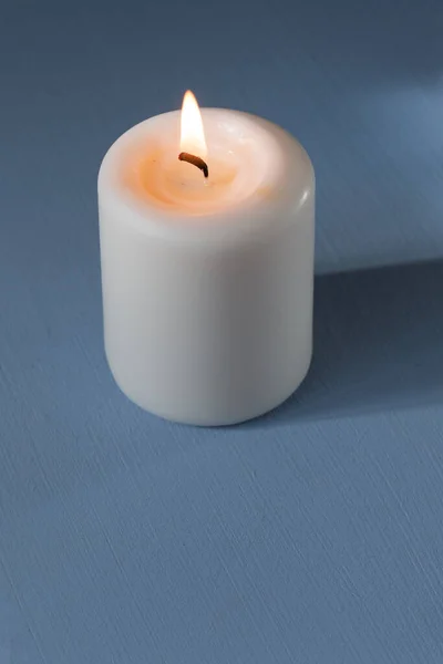 Горящая Свеча Светло Голубом Фоне — стоковое фото