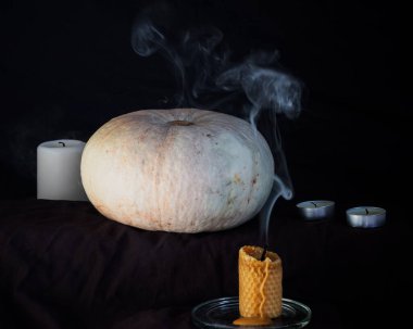 Cadılar Bayramı balkabağı ve mumlarla dolu