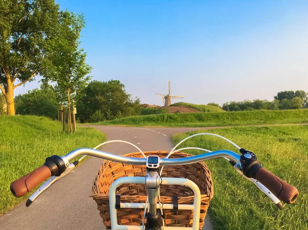 Cykelturer Längs Cykelvägen Mot Kvarnen Typiska Holländska Landskapet Cyklar Och — Stockfoto