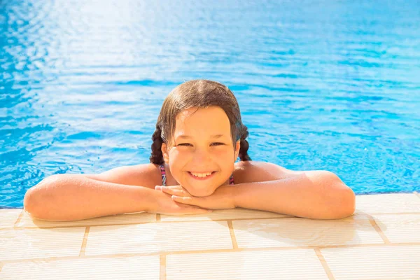 Gamin Nage Dans Piscine Enfant Souriant Mène Mode Vie Sain — Photo