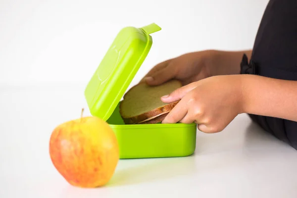 Niño Recoge Almuerzo Para Escuela Cocina Niño Pone Sándwich Pan — Foto de Stock