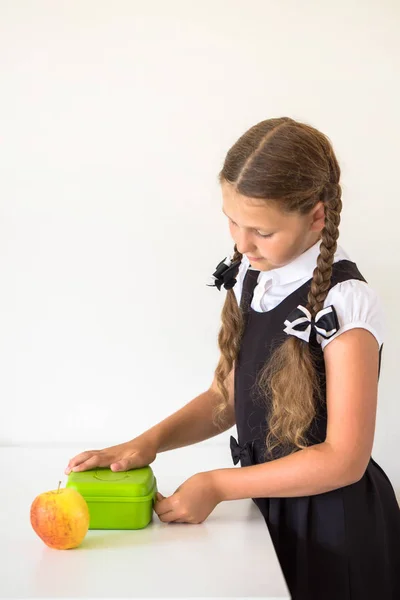 Ragazzina Vestita Uniforme Scolastica Raccoglie Pranzo Scuola Cucina Bambino Chiude — Foto Stock