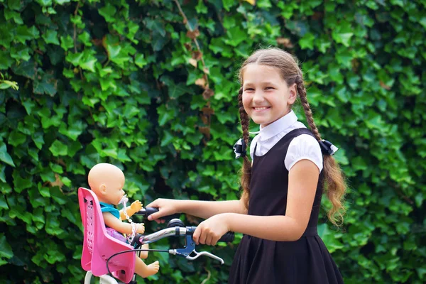 Porträt Eines Mädchens Schuluniform Das Fahrrad Fährt Das Mädchen Geht — Stockfoto