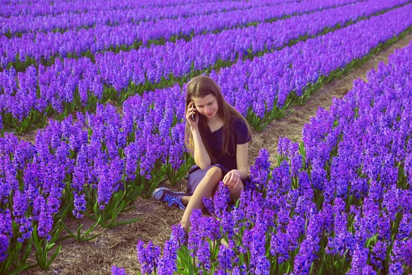 Dospívající Dívka Mluví Mobilního Telefonu Teenager Sedí Kvetoucí Pole Dospívající — Stock fotografie