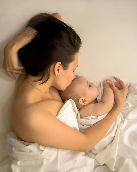 母亲和新生儿睡在一起 妈妈拥抱和保护孩子 母亲和联合睡眠 新生儿在他母亲旁边感觉很好 — 图库照片