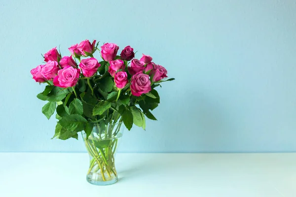 Buquê Rosas Vaso Vidro Transparente Está Sobre Mesa Rosa Flores — Fotografia de Stock