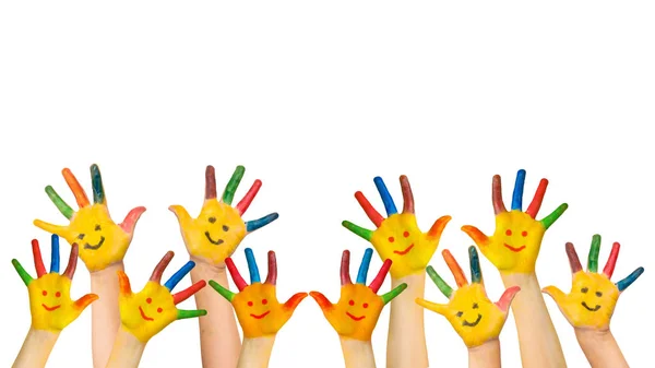 Skupina Šťastných Dětí Vyvolává Ruce Nahoru Dětské Ruce Maloval Barevné — Stock fotografie