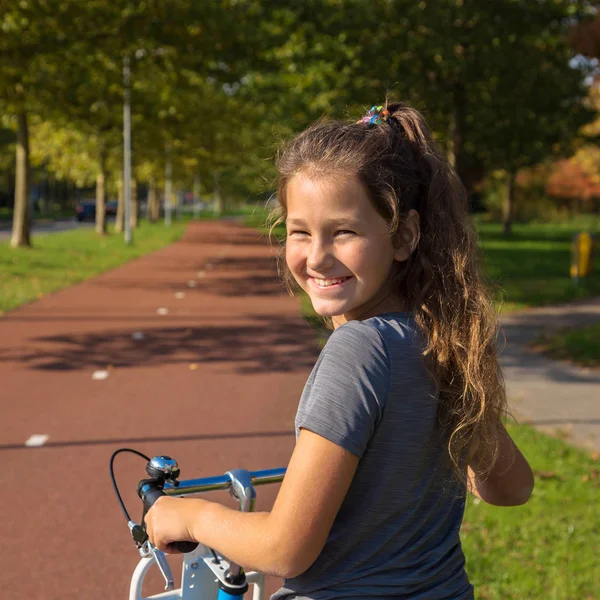 Счастливый Ребенок Ездит Велосипеде Велосипедной Дорожке Велосипедистка Девочка Подросток Наслаждается — стоковое фото
