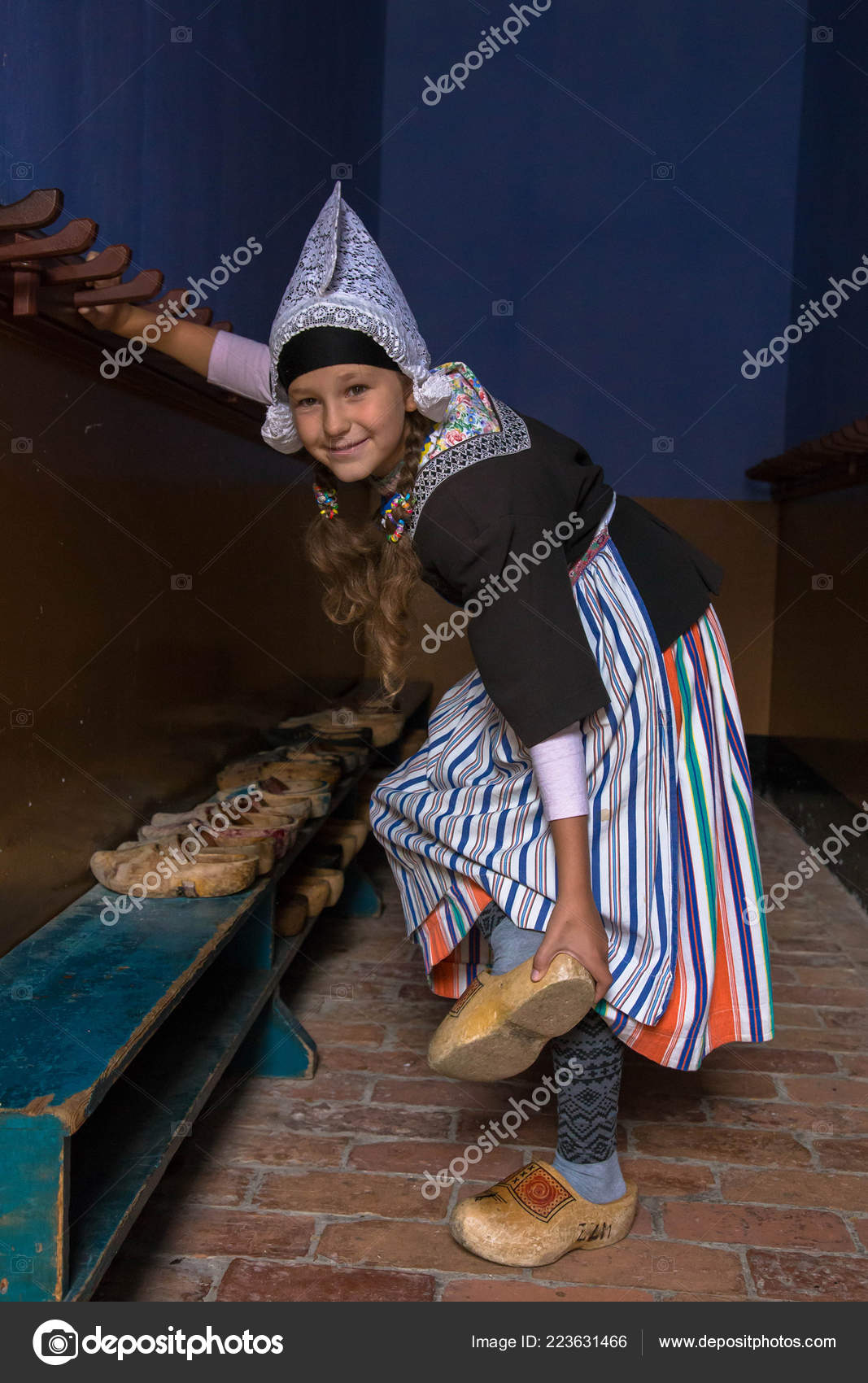 pozhiluyu-babu-devushka-snimaet-kostyum